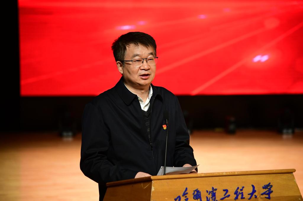 夏桂华向受到表彰的先进集体及个人表示